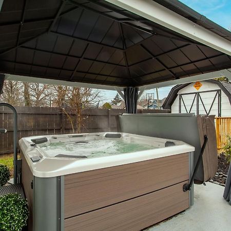 Blue Valley Inn - Hot Tub & Spacious Play Area! Knoxville Exteriör bild