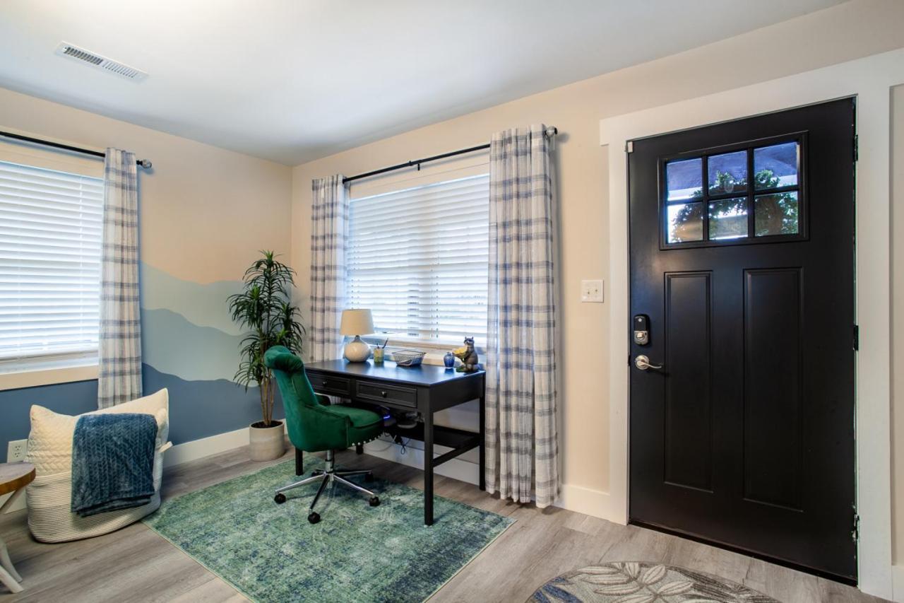 Blue Valley Inn - Hot Tub & Spacious Play Area! Knoxville Exteriör bild