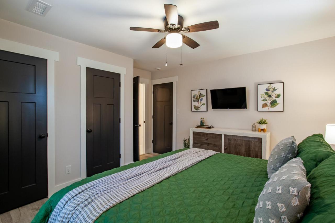 Blue Valley Inn - Hot Tub & Spacious Play Area! Knoxville Exteriör bild