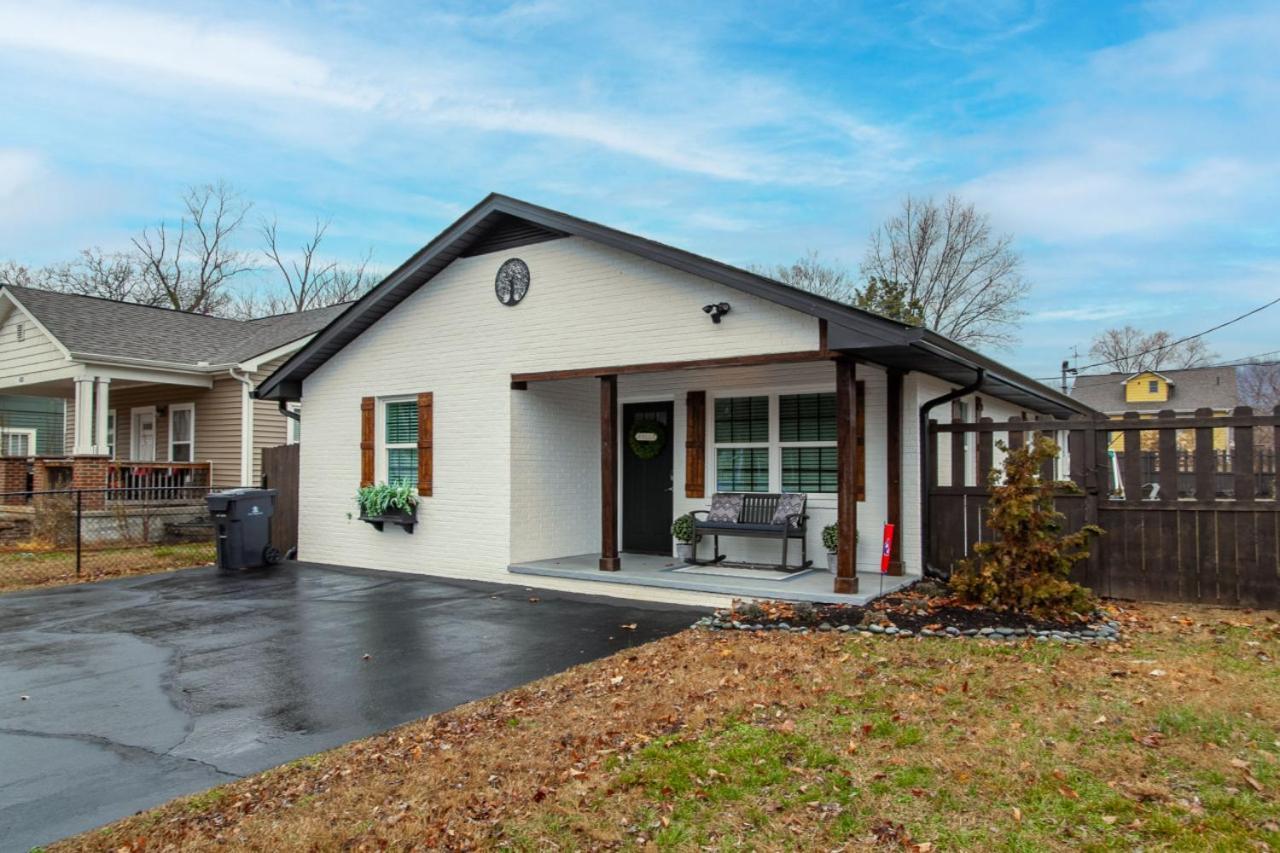Blue Valley Inn - Hot Tub & Spacious Play Area! Knoxville Exteriör bild